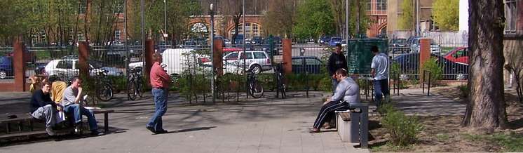 Kollege Dehmel am 25.04.06 in seinem zweiten grünen Klassenzimmer bei der Berechnung des Volumens des Baumes rechts im Bild. (Hoffentlich steht er nächste Woche noch; das sind nämlich alles Tischler!)