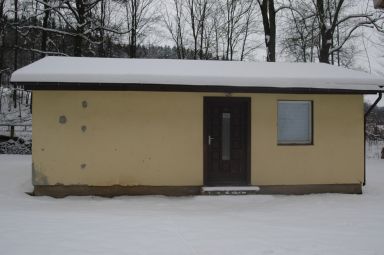 Die Eingangsseite des Bungalows 'Kr&uuml;mel' im Kinderferienheim Schneckenm&uuml;hle vor der Renovierung