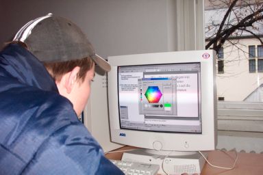 Patrick Donath wählt einen passenden Farbton aus