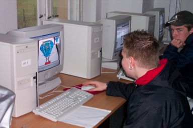 Daniel Höner passt die Beschriftung der Wölbung des Ballons an