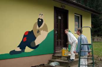 Oliver Bergemann und Silanka Werth, MDQM II, 2. Ausbildungsjahr, bei der Arbeit am Bungalow 'Goliath' im Kinderdorf Schneckenm&uuml;hle, April 2005