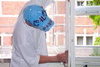 Schleifen mit Schleifpapier.