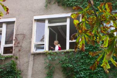 Silanka Werth beginnt mit der Vorbereitung des Holz-Untergrundes: Abstoßen der Altbeschichtung mit dem Spachtel.