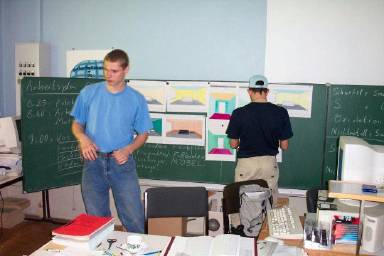 An der Tafel hängen mehrere Gestaltungsvorschläge für zu renovierende Räume