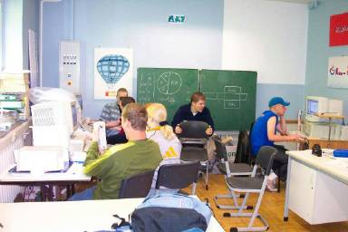 Computerarbeitspl&auml;tze im Klassenraum