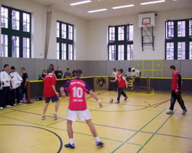 Klicken Sie hier, und Sie lernen unseren neuen Trainingsraum kennen! Das hier ist nur die Turnhalle!