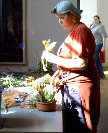 Ivonne fertigt ein Tischgesteck für den Empfangsbereich an. (Oder spricht sie mit der Blume??)