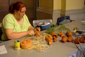 Victoria entwickelt kreative Ideen für die Gestaltung der großen  Vasenfüllungen.