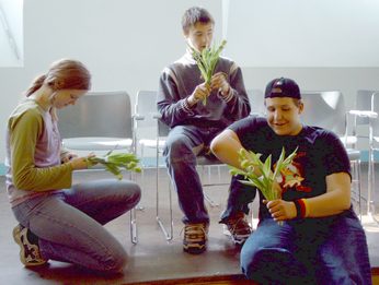 Ivonne, Steffen und Sebastian versuchen sich beim Sträuße binden.